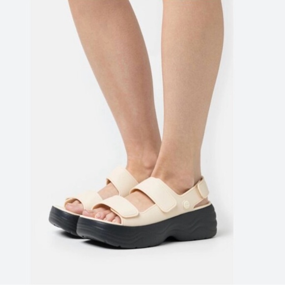 Crocs Skyline Platform Sandal Vanilla Black. NWT. Size 10. - Picture 1 of 8